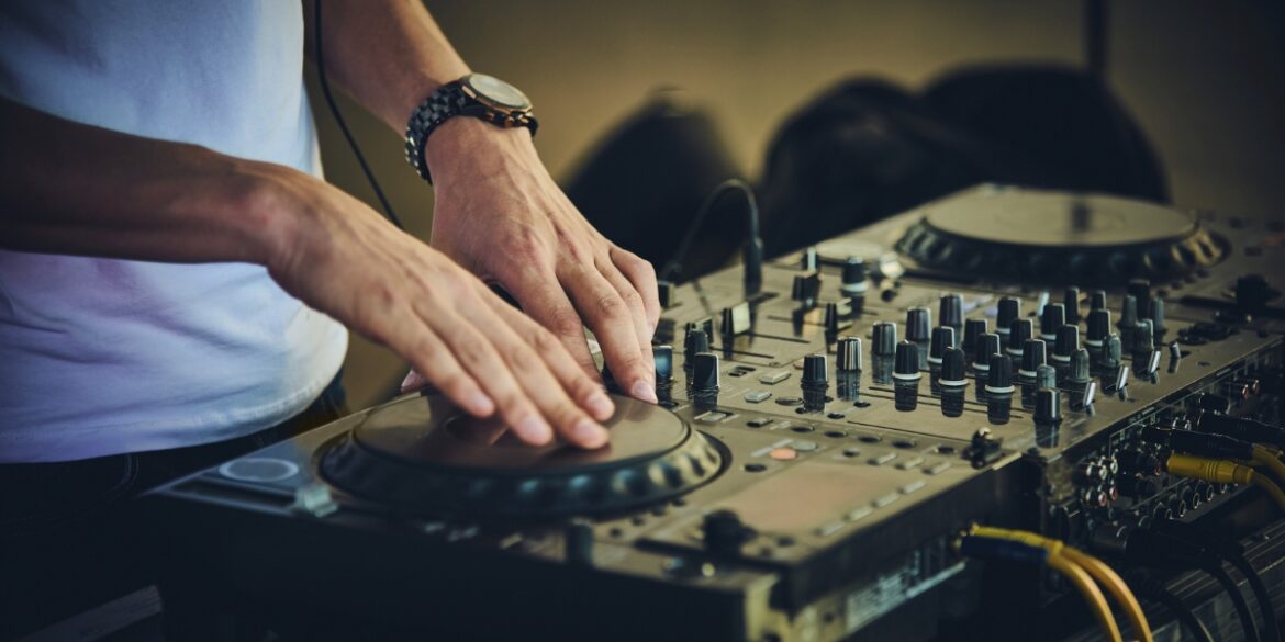 DJ